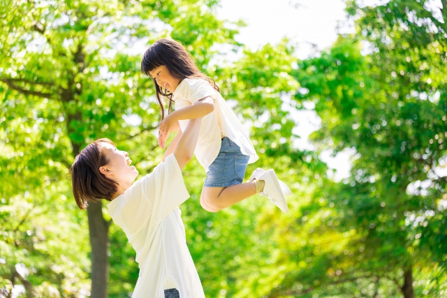 子供と女性の写真