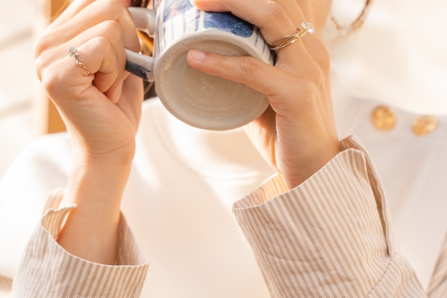 飲み物を飲む女性の写真